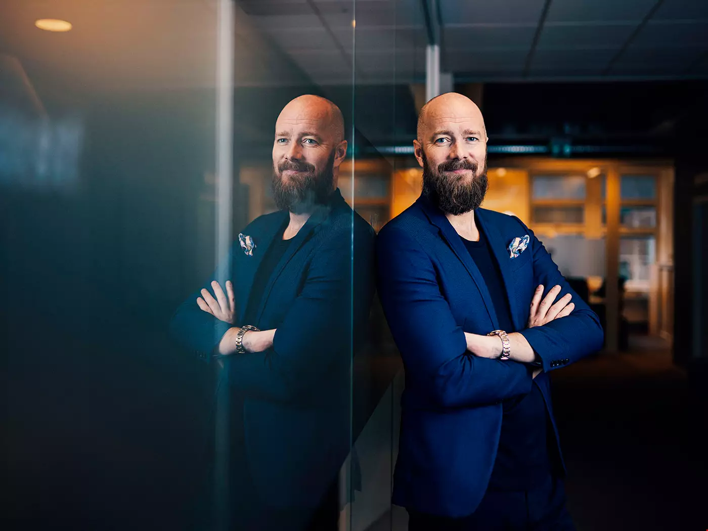 Medelålders skallig man med mörkt skägg, mörkblå kavaj, tillförlitlig och kompetent