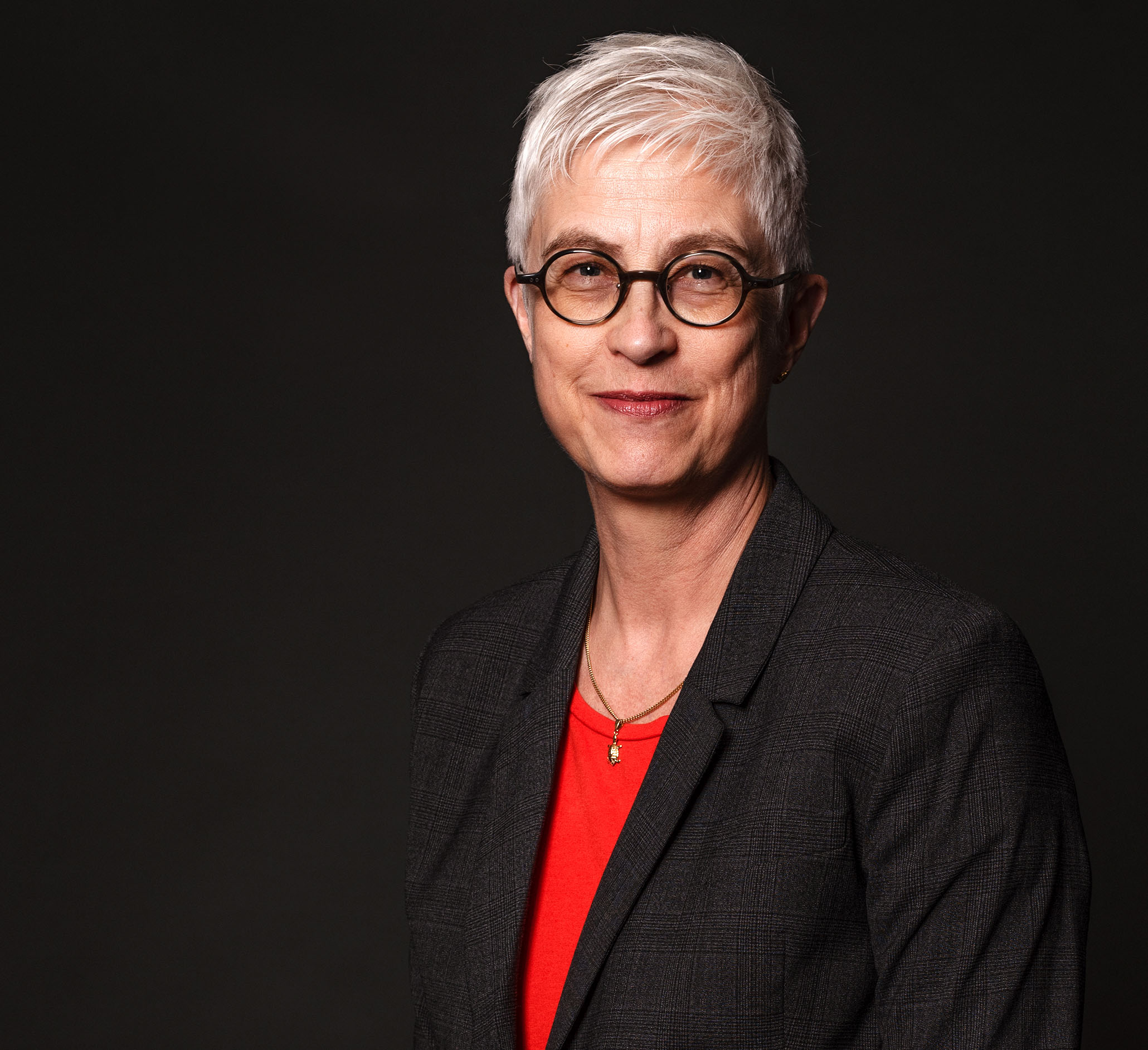 Porträtt kvinna kort grått hår, kostym röd blus förhandlingschef Anna Steen Akavia Aspekt