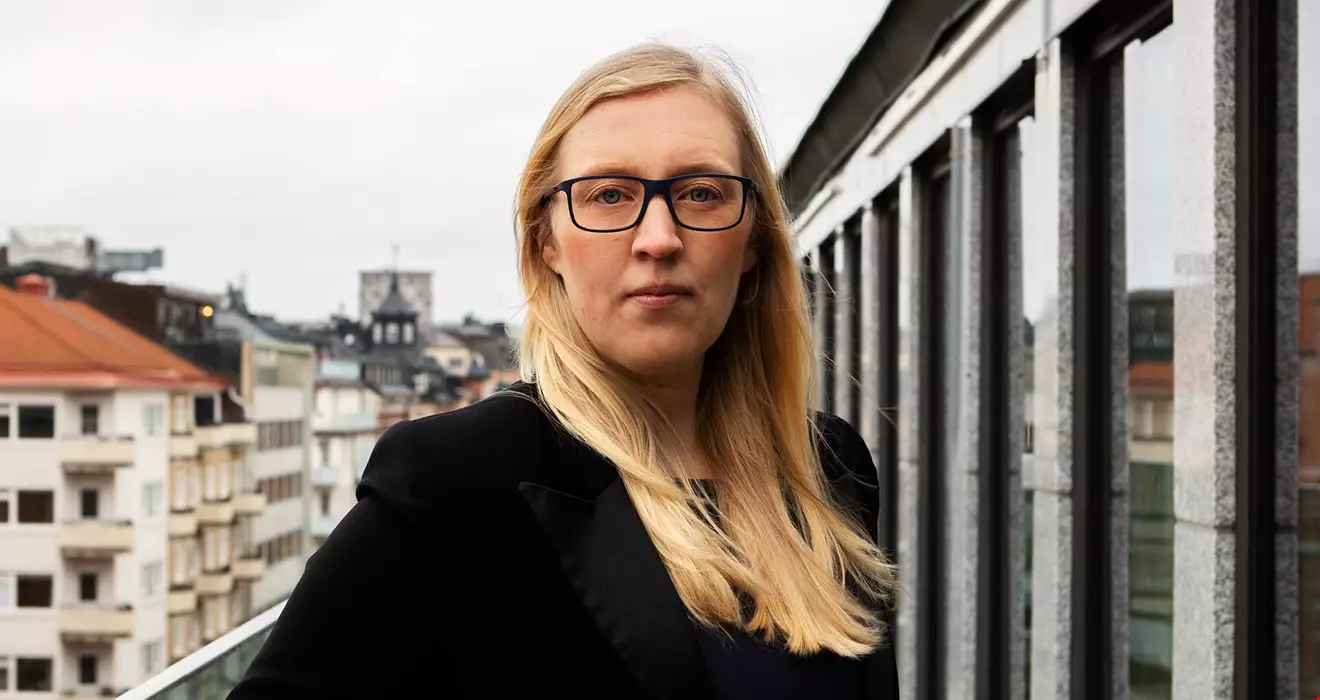 Kvinna med ljust hår och glasögon