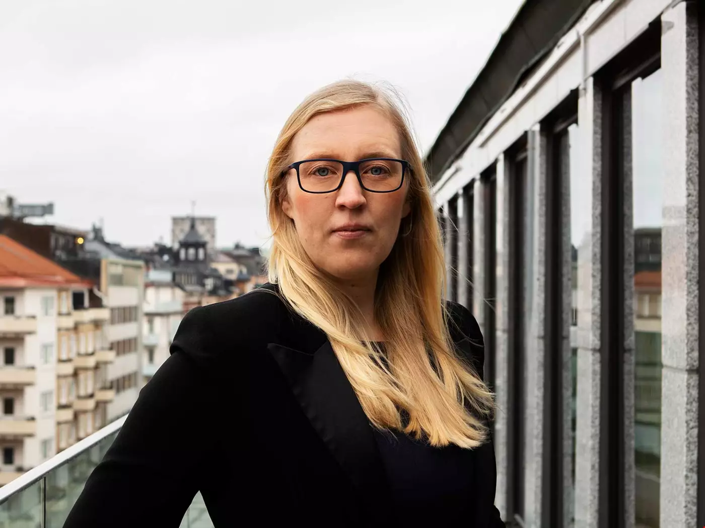 Kvinna med ljust hår och glasögon