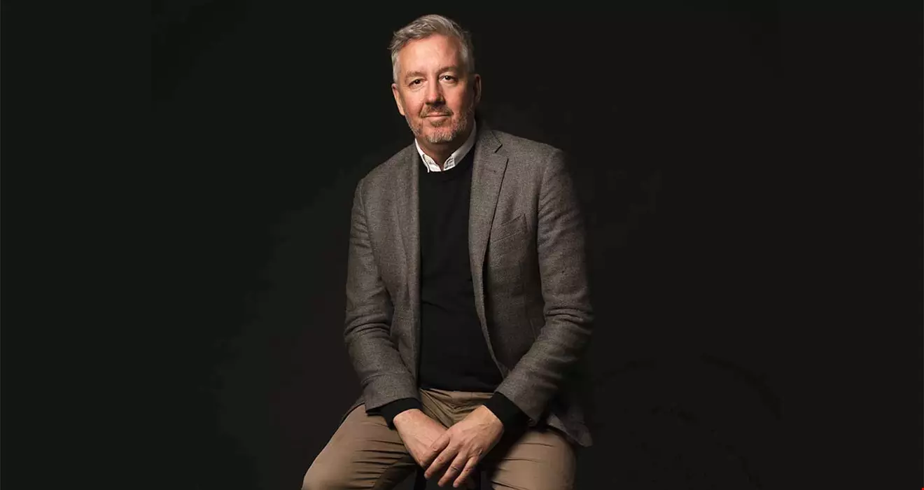 Porträtt, medelålders man gråsprängt hår, grå kostym Patrik Nilsson Akavia Aspekt