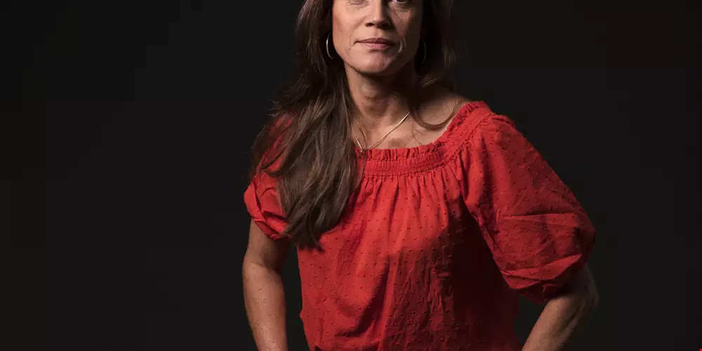 Ulrika Husmark Akavia porträtt kvinna medelålder röd blus inger förtroende Akavia Aspekt