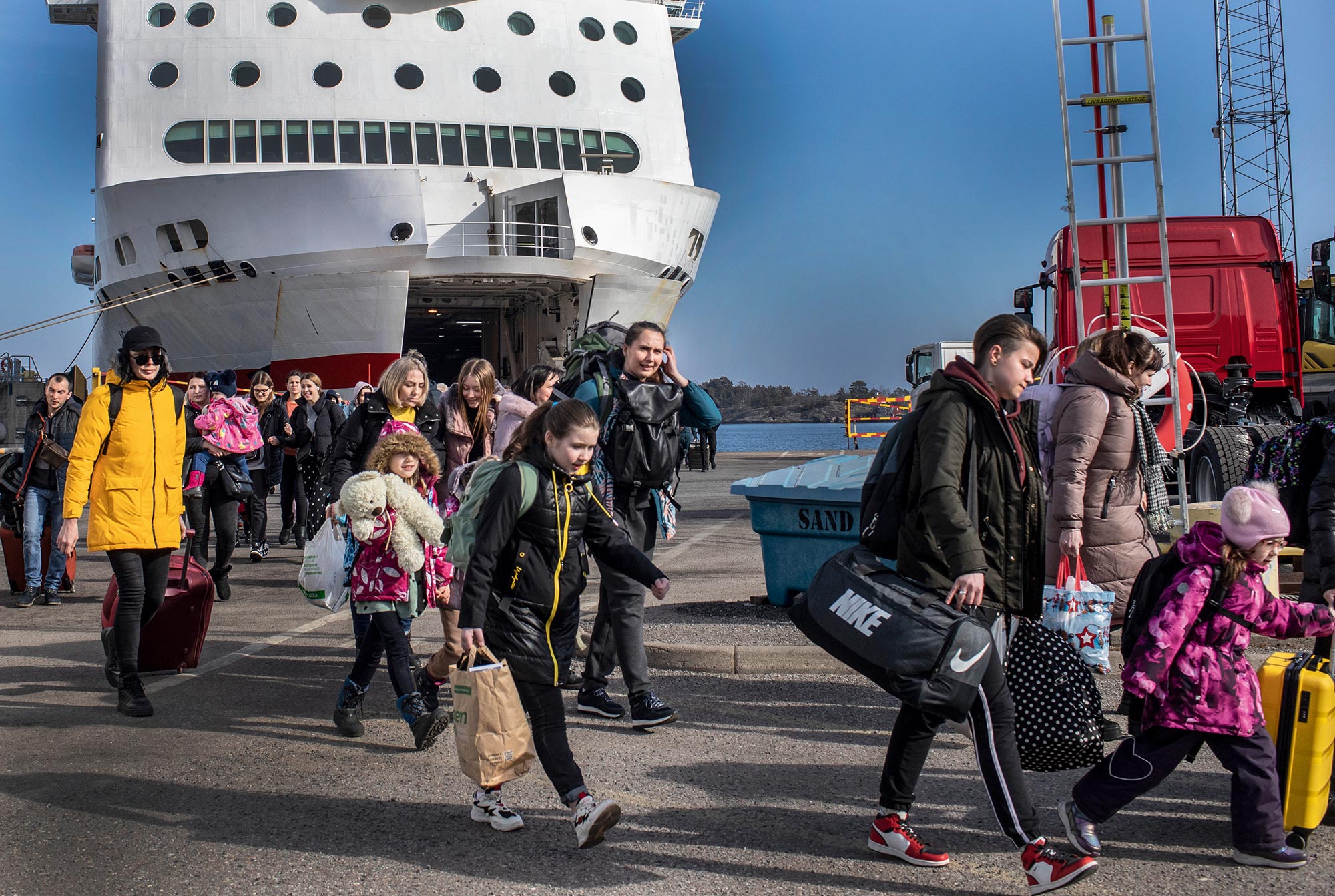 Flyktingar från Ukraina anländer till Nynäshamn våren 2022.
