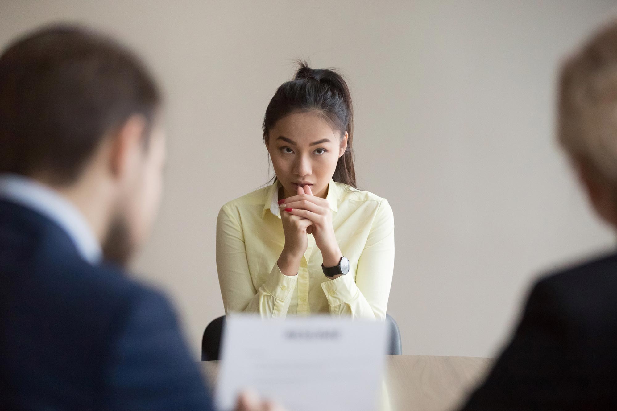 Ung kvinna söker första jobb ser nervös ut vid jobbintervju