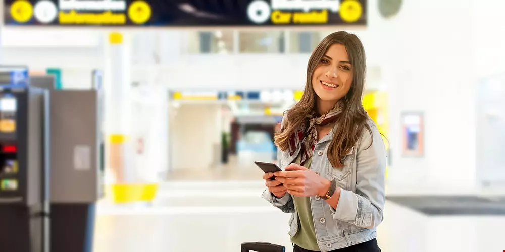 Ung kvinna student på Arlanda flygplats ser förväntansfull ut inför utbytesperioden Akavia Aspekt