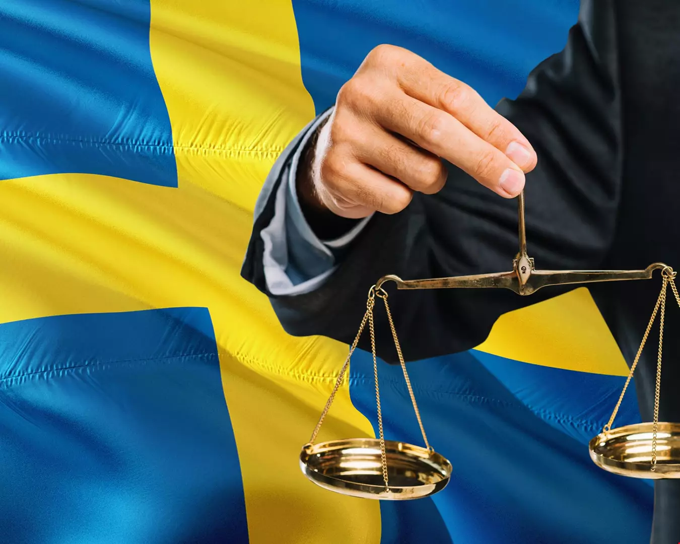 Symbolbild en svensk flagga och rättvisans vågskålar Akavia Aspekt