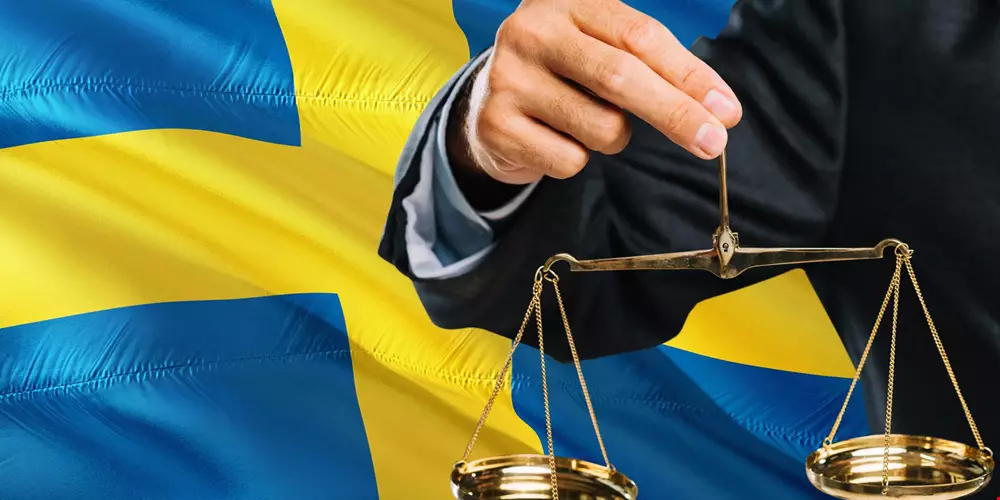 Symbolbild en svensk flagga och rättvisans vågskålar Akavia Aspekt