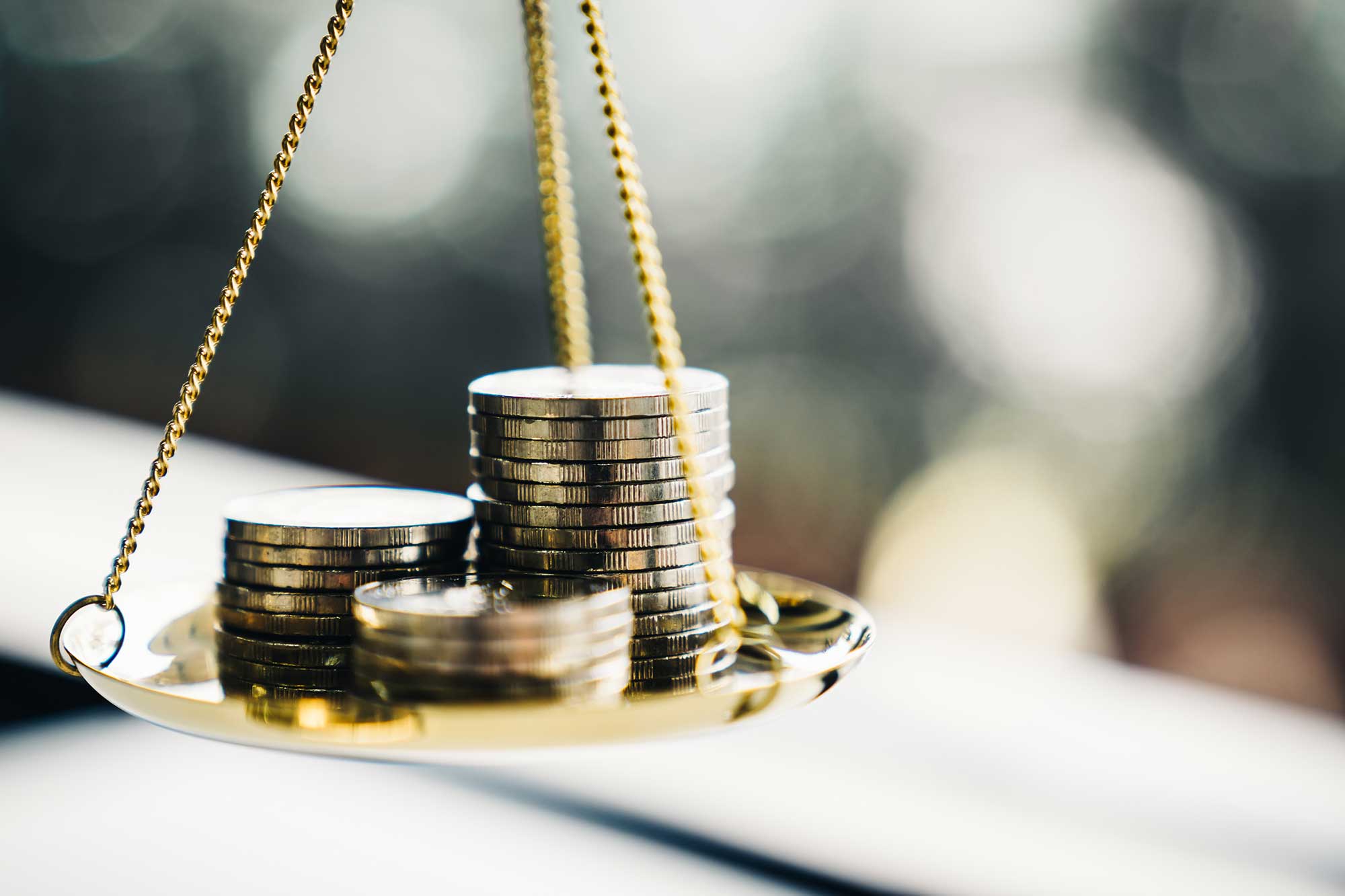 Jurister lön pengar  och mynt på en våg
