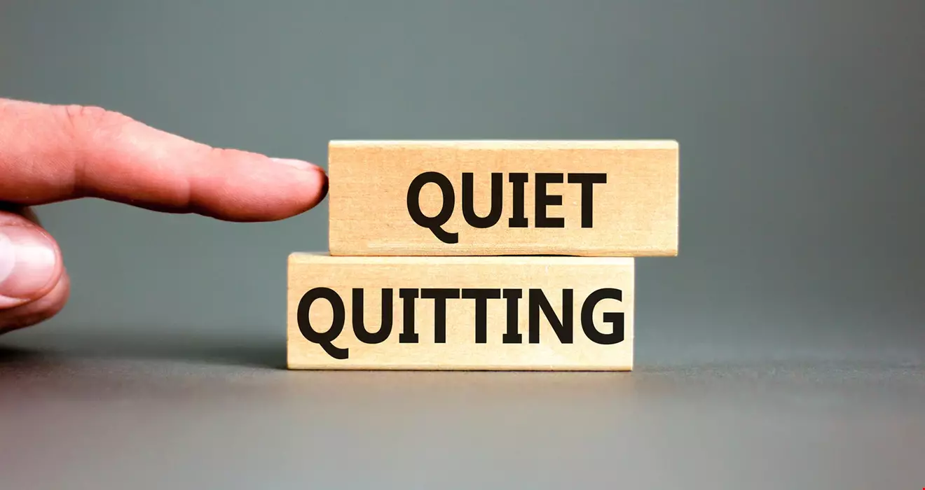 Träklossar som bildar orden Quiet Quitting Akavia Aspekt