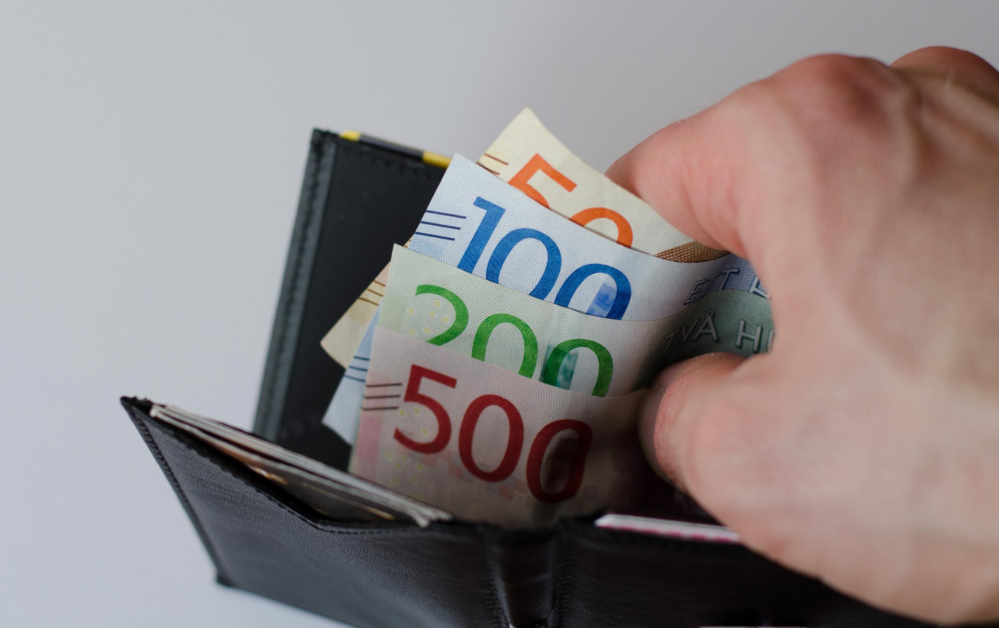 Svenska pengar i en plånbok sedlar i olika valörer Akavia Aspekt