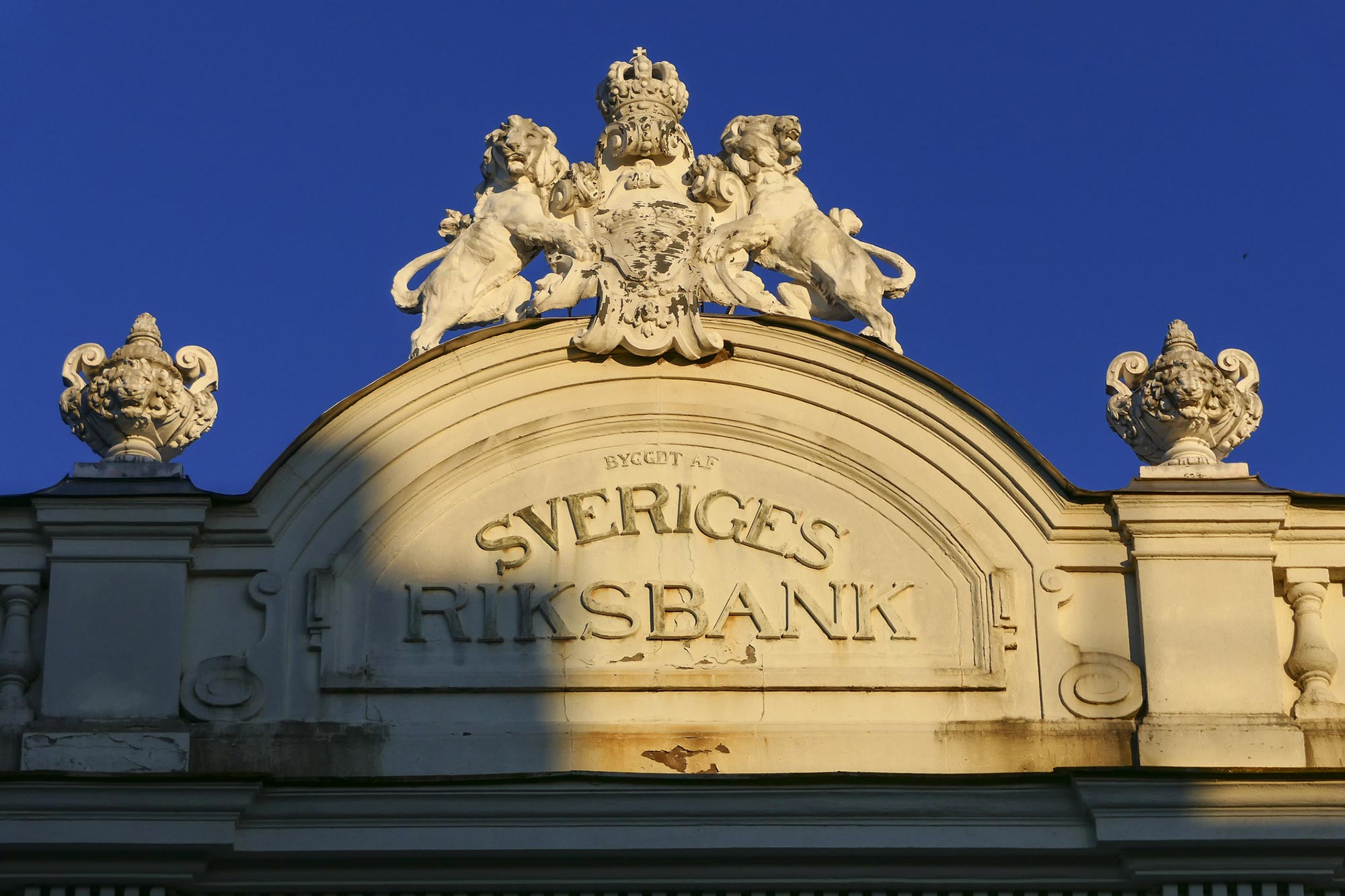 Del av fasad för Sveriges Riksbank Akavia Aspekt