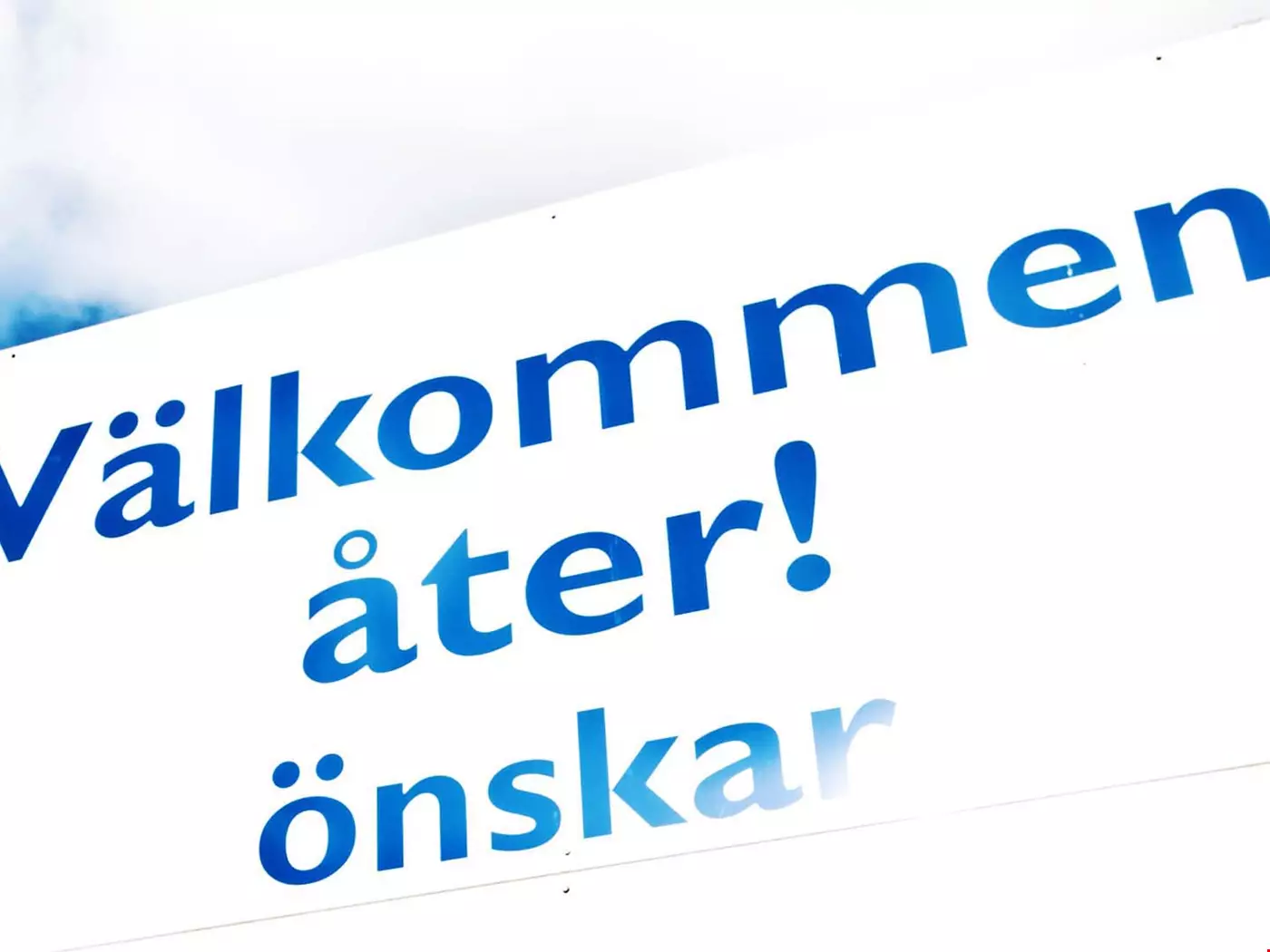En skylt där det står välkommen tillbaka