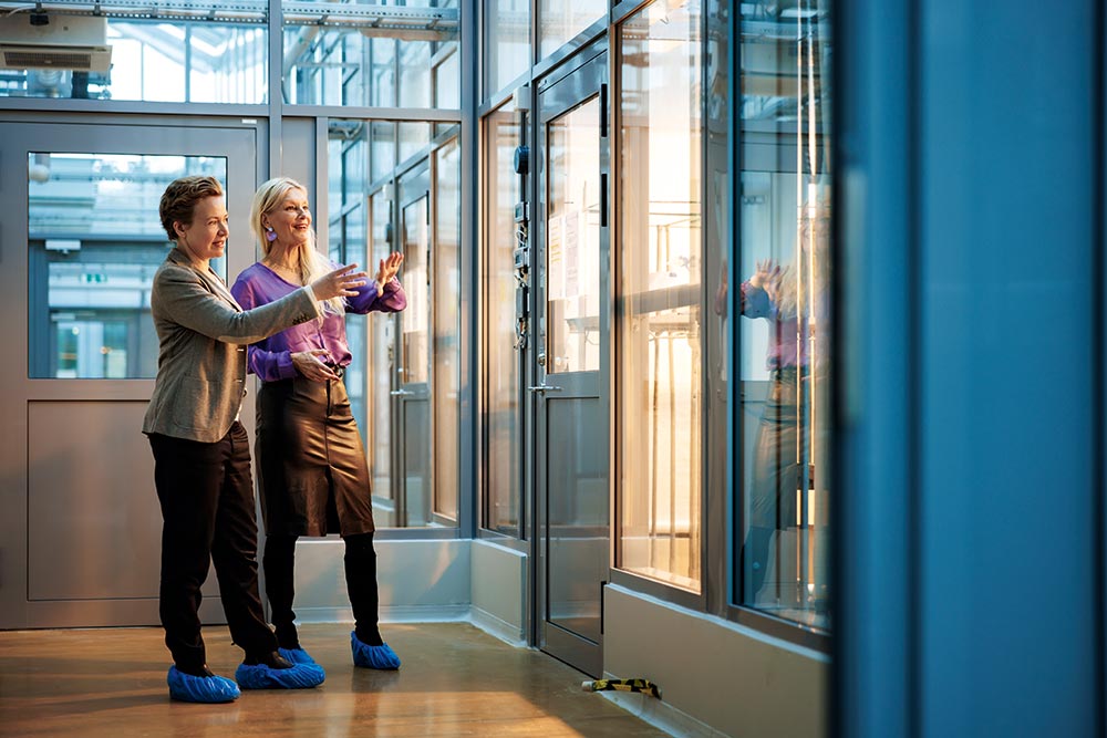 Lotta Törner och Åsa Lindberg på Alnarp vid växthuset för experimentodling. Foto Martin Sörbo