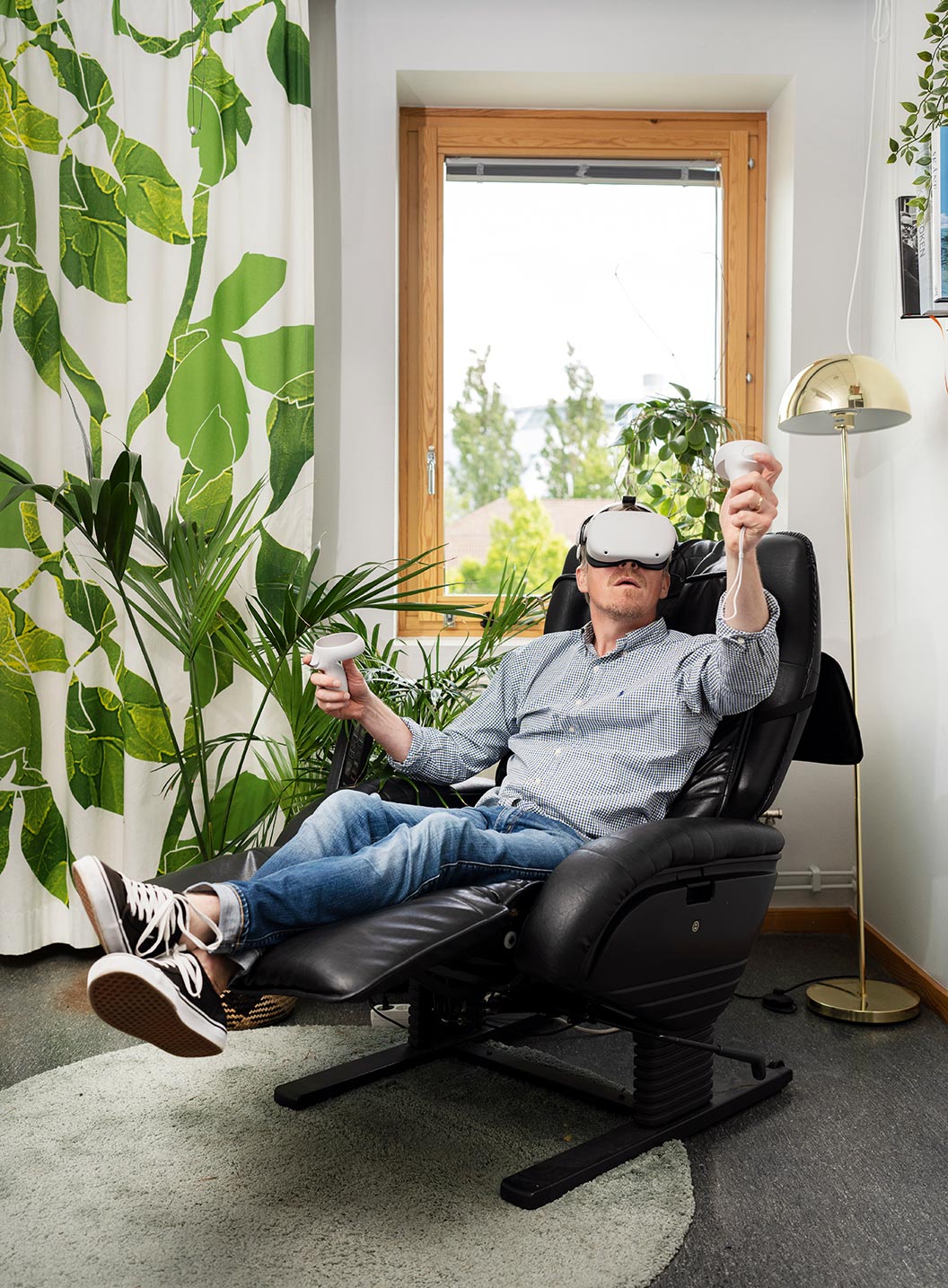Calle Rosengren deltar i mötet i VR-hjälm. På mötet syns inte att han sitter i sin mysfåtölj.
