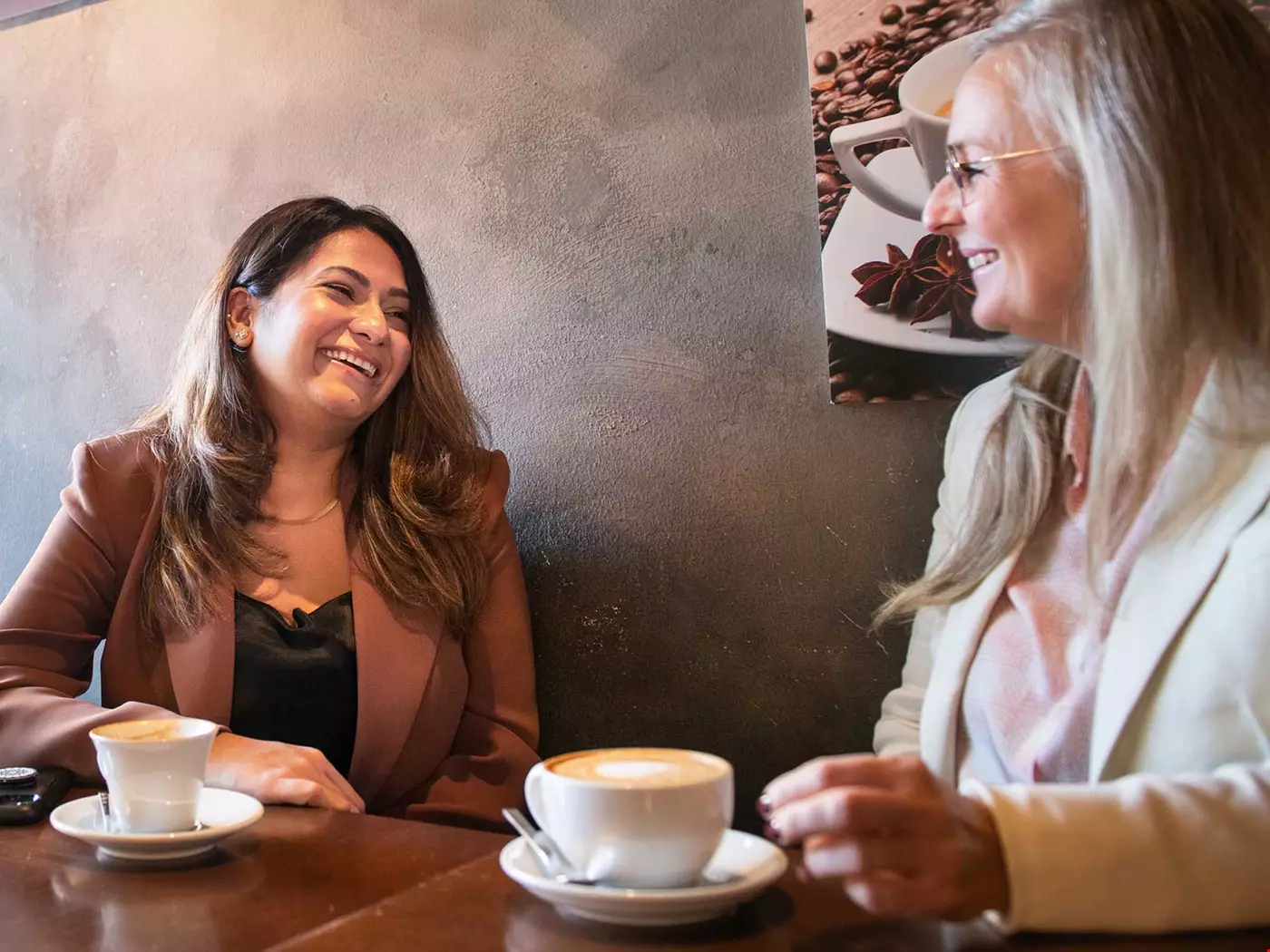 Gunjan Churiwal och Sara Lüdtke fikar och pratar på ett kafé, de är med i Yrkesdörren.