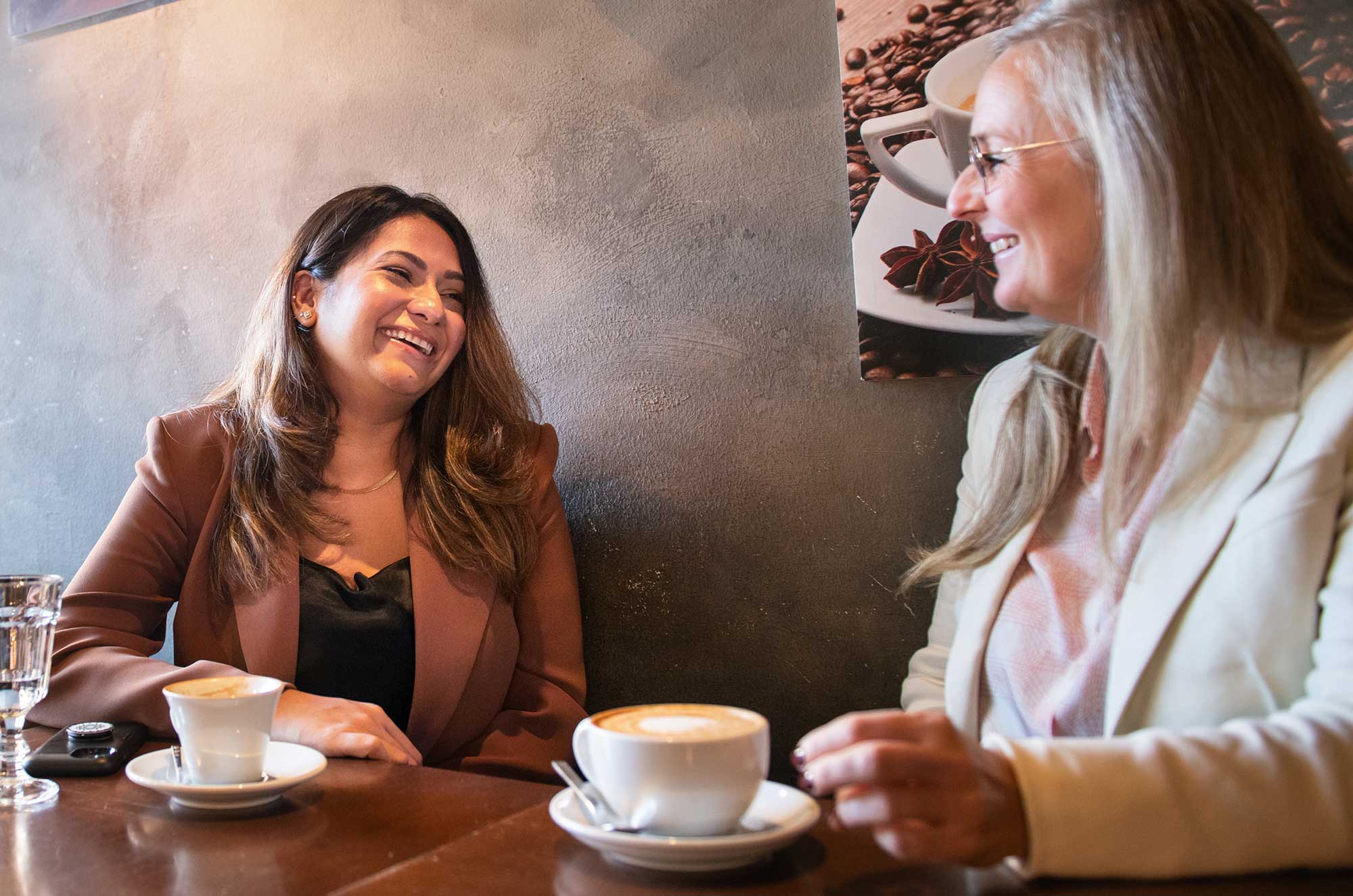 Gunjan Churiwal och Sara Lüdtke fikar och pratar på ett kafé, de är med i Yrkesdörren.
